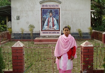 방글라데시 선교지. 성 김대건 안드레아 사제 순교자 앞에서 한 컷
