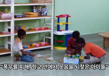 선교지 방글라데시 나자렛학교 학생들. 폭우를 피해서 학교로 피신